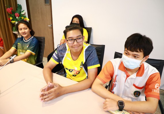 ภาพกิจกรรม  คณบดี ผู้บริหาร พบนักศึกษา ในการประชุมสโมสรนักศึกษา หัวหน้าห้องทุกหมู่เรียนชั้นปีที่ 1-4