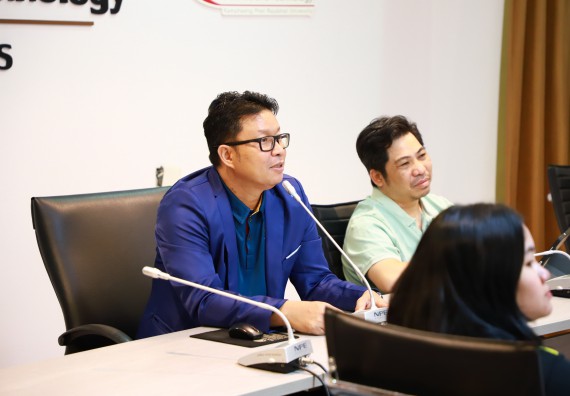 ภาพกิจกรรม  คณบดี ผู้บริหาร พบนักศึกษา ในการประชุมสโมสรนักศึกษา หัวหน้าห้องทุกหมู่เรียนชั้นปีที่ 1-4