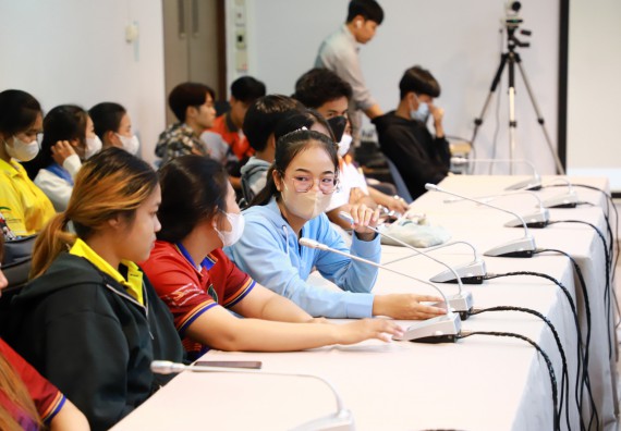 ภาพกิจกรรม  คณบดี ผู้บริหาร พบนักศึกษา ในการประชุมสโมสรนักศึกษา หัวหน้าห้องทุกหมู่เรียนชั้นปีที่ 1-4