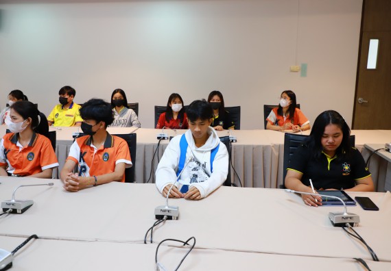 ภาพกิจกรรม  คณบดี ผู้บริหาร พบนักศึกษา ในการประชุมสโมสรนักศึกษา หัวหน้าห้องทุกหมู่เรียนชั้นปีที่ 1-4