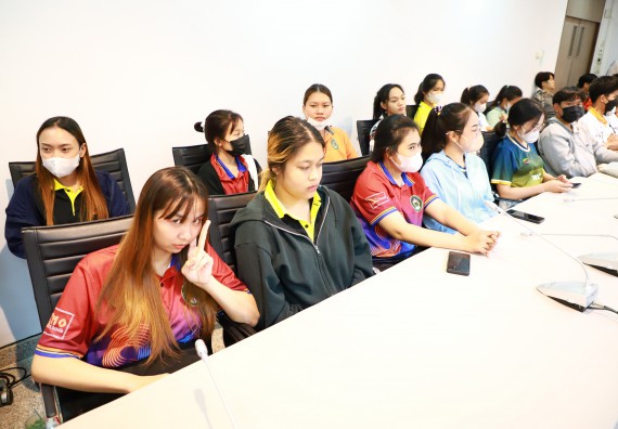 ภาพกิจกรรม  คณบดี ผู้บริหาร พบนักศึกษา ในการประชุมสโมสรนักศึกษา หัวหน้าห้องทุกหมู่เรียนชั้นปีที่ 1-4