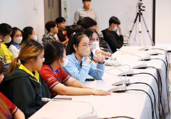 ภาพกิจกรรม  คณบดี ผู้บริหาร พบนักศึกษา ในการประชุมสโมสรนักศึกษา หัวหน้าห้องทุกหมู่เรียนชั้นปีที่ 1-4