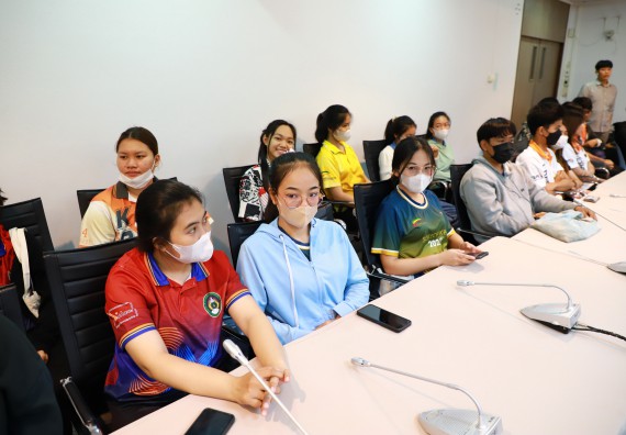 ภาพกิจกรรม  คณบดี ผู้บริหาร พบนักศึกษา ในการประชุมสโมสรนักศึกษา หัวหน้าห้องทุกหมู่เรียนชั้นปีที่ 1-4