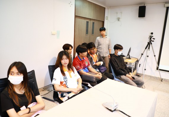 ภาพกิจกรรม  คณบดี ผู้บริหาร พบนักศึกษา ในการประชุมสโมสรนักศึกษา หัวหน้าห้องทุกหมู่เรียนชั้นปีที่ 1-4