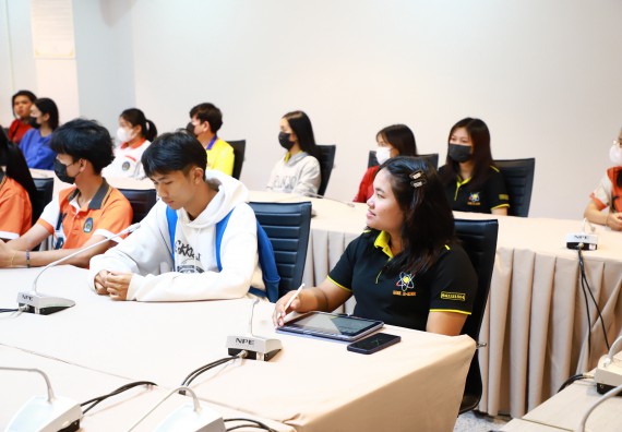 ภาพกิจกรรม  คณบดี ผู้บริหาร พบนักศึกษา ในการประชุมสโมสรนักศึกษา หัวหน้าห้องทุกหมู่เรียนชั้นปีที่ 1-4