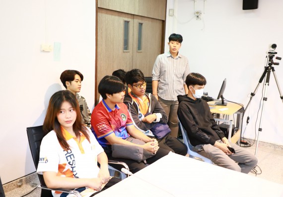 ภาพกิจกรรม  คณบดี ผู้บริหาร พบนักศึกษา ในการประชุมสโมสรนักศึกษา หัวหน้าห้องทุกหมู่เรียนชั้นปีที่ 1-4