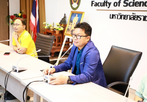 ภาพกิจกรรม  คณบดี ผู้บริหาร พบนักศึกษา ในการประชุมสโมสรนักศึกษา หัวหน้าห้องทุกหมู่เรียนชั้นปีที่ 1-4