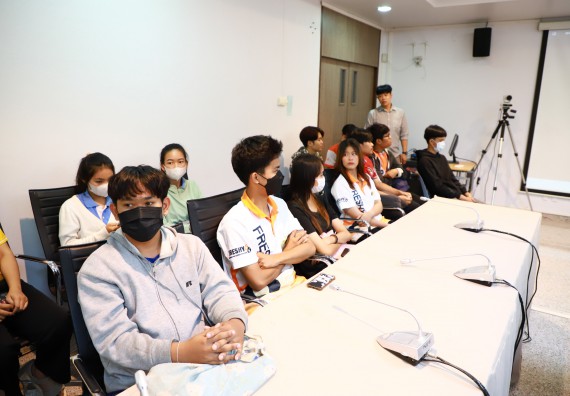 ภาพกิจกรรม  คณบดี ผู้บริหาร พบนักศึกษา ในการประชุมสโมสรนักศึกษา หัวหน้าห้องทุกหมู่เรียนชั้นปีที่ 1-4