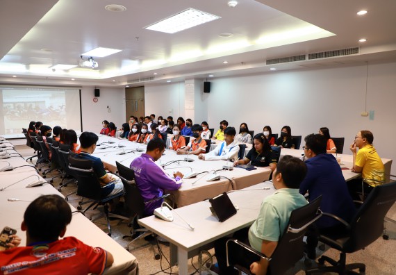 ภาพกิจกรรม  คณบดี ผู้บริหาร พบนักศึกษา ในการประชุมสโมสรนักศึกษา หัวหน้าห้องทุกหมู่เรียนชั้นปีที่ 1-4