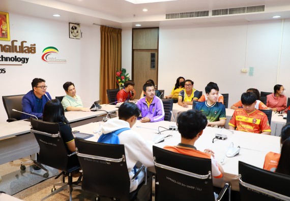 ภาพกิจกรรม  คณบดี ผู้บริหาร พบนักศึกษา ในการประชุมสโมสรนักศึกษา หัวหน้าห้องทุกหมู่เรียนชั้นปีที่ 1-4