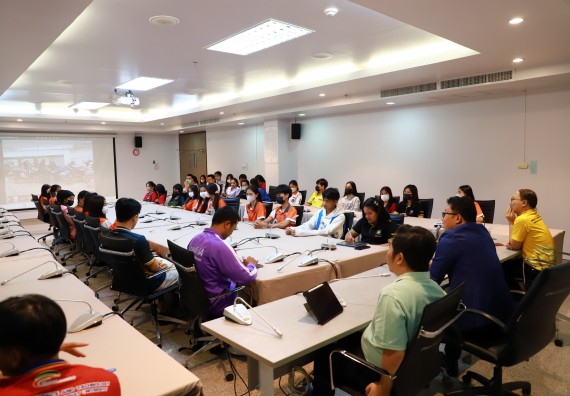 ภาพกิจกรรม  คณบดี ผู้บริหาร พบนักศึกษา ในการประชุมสโมสรนักศึกษา หัวหน้าห้องทุกหมู่เรียนชั้นปีที่ 1-4