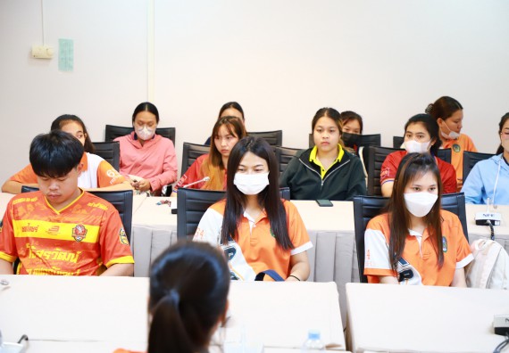 ภาพกิจกรรม  คณบดี ผู้บริหาร พบนักศึกษา ในการประชุมสโมสรนักศึกษา หัวหน้าห้องทุกหมู่เรียนชั้นปีที่ 1-4