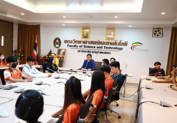 ภาพกิจกรรม  คณบดี ผู้บริหาร พบนักศึกษา ในการประชุมสโมสรนักศึกษา หัวหน้าห้องทุกหมู่เรียนชั้นปีที่ 1-4