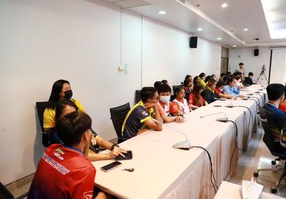 ภาพกิจกรรม  คณบดี ผู้บริหาร พบนักศึกษา ในการประชุมสโมสรนักศึกษา หัวหน้าห้องทุกหมู่เรียนชั้นปีที่ 1-4