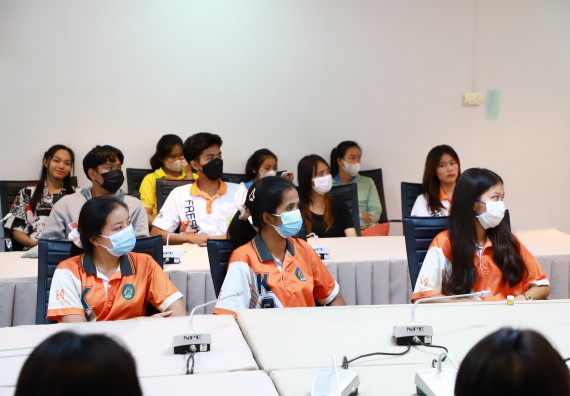 ภาพกิจกรรม  คณบดี ผู้บริหาร พบนักศึกษา ในการประชุมสโมสรนักศึกษา หัวหน้าห้องทุกหมู่เรียนชั้นปีที่ 1-4