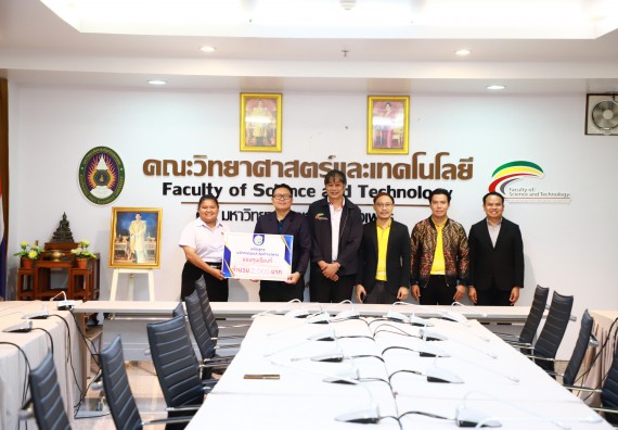 ภาพกิจกรรม  หลักสูตรนวัตกรรมและธุรกิจอาหาร คณะวิทยาศาสตร์และเทคโนโลยีมอบทุนการศึกษาแรกเข้าแก่นักศึกษาของหลักสูตร