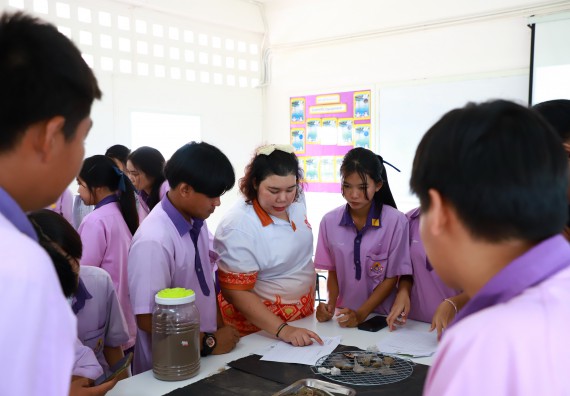 ภาพกิจกรรม  คณะวิทยาศาสตร์และเทคโนโลยี จัดค่ายวิทยาศาสตร์สัญจร ปีการศึกษา 2566  โรงเรียนคลองขลุงราษฎร์รังสรรค์