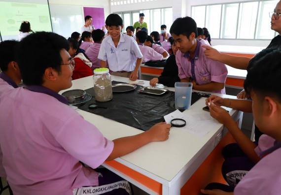 ภาพกิจกรรม  คณะวิทยาศาสตร์และเทคโนโลยี จัดค่ายวิทยาศาสตร์สัญจร ปีการศึกษา 2566  โรงเรียนคลองขลุงราษฎร์รังสรรค์