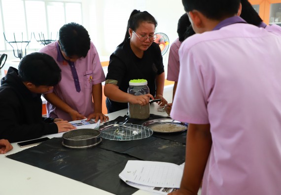 ภาพกิจกรรม  คณะวิทยาศาสตร์และเทคโนโลยี จัดค่ายวิทยาศาสตร์สัญจร ปีการศึกษา 2566  โรงเรียนคลองขลุงราษฎร์รังสรรค์