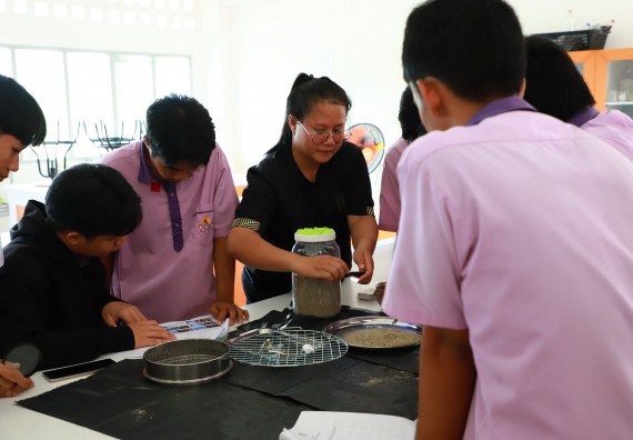 ภาพกิจกรรม  คณะวิทยาศาสตร์และเทคโนโลยี จัดค่ายวิทยาศาสตร์สัญจร ปีการศึกษา 2566  โรงเรียนคลองขลุงราษฎร์รังสรรค์