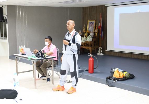 ภาพกิจกรรม  ศูนย์วิทยาศาสตร์และวิทยาศาสตร์ประยุกต์ คณะวิทยาศาสตร์และเทคโนโลยี จัดอบรมเชิงปฏิบัติการการอบรมดับเพลิงขั้นต้นและความปลอดภัยในห้องปฏิบัติการ
