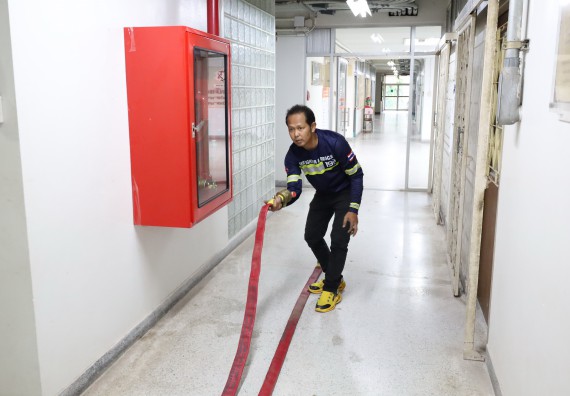 ภาพกิจกรรม  ศูนย์วิทยาศาสตร์และวิทยาศาสตร์ประยุกต์ คณะวิทยาศาสตร์และเทคโนโลยี จัดอบรมเชิงปฏิบัติการการอบรมดับเพลิงขั้นต้นและความปลอดภัยในห้องปฏิบัติการ