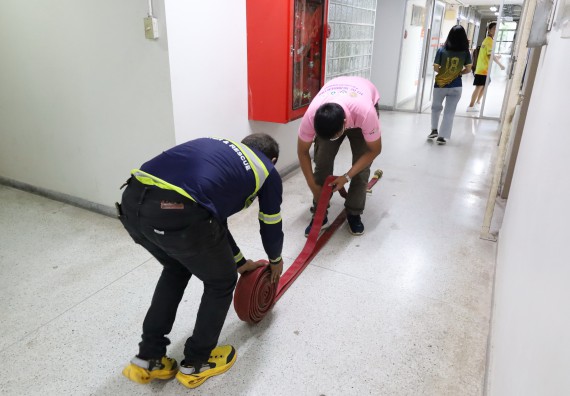ภาพกิจกรรม  ศูนย์วิทยาศาสตร์และวิทยาศาสตร์ประยุกต์ คณะวิทยาศาสตร์และเทคโนโลยี จัดอบรมเชิงปฏิบัติการการอบรมดับเพลิงขั้นต้นและความปลอดภัยในห้องปฏิบัติการ