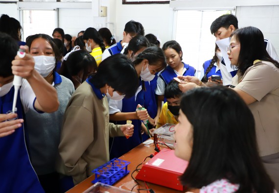 ภาพกิจกรรม  คณะวิทยาศาสตร์และเทคโนโลยี จัดค่ายวิทยาศาสตร์สัญจร ปีการศึกษา 2566  โรงเรียนผดุงปัญญา