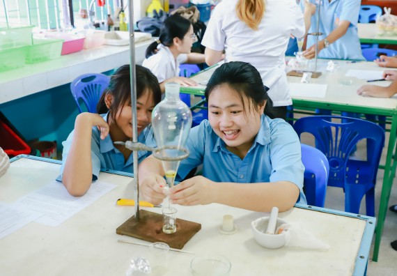 ภาพกิจกรรม   คณะวิทยาศาสตร์และเทคโนโลยี จัดค่ายวิทยาศาสตร์สัญจร ปีการศึกษา 2566  โรงเรียนคลองลานวิทยา