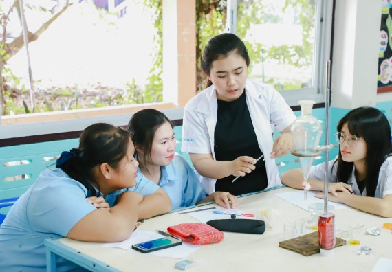 ภาพกิจกรรม   คณะวิทยาศาสตร์และเทคโนโลยี จัดค่ายวิทยาศาสตร์สัญจร ปีการศึกษา 2566  โรงเรียนคลองลานวิทยา