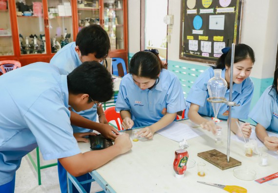 ภาพกิจกรรม   คณะวิทยาศาสตร์และเทคโนโลยี จัดค่ายวิทยาศาสตร์สัญจร ปีการศึกษา 2566  โรงเรียนคลองลานวิทยา