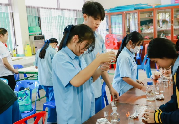 ภาพกิจกรรม   คณะวิทยาศาสตร์และเทคโนโลยี จัดค่ายวิทยาศาสตร์สัญจร ปีการศึกษา 2566  โรงเรียนคลองลานวิทยา