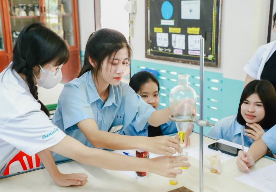 ภาพกิจกรรม   คณะวิทยาศาสตร์และเทคโนโลยี จัดค่ายวิทยาศาสตร์สัญจร ปีการศึกษา 2566  โรงเรียนคลองลานวิทยา