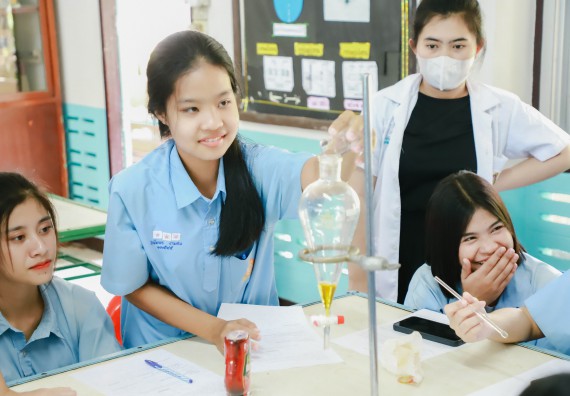 ภาพกิจกรรม   คณะวิทยาศาสตร์และเทคโนโลยี จัดค่ายวิทยาศาสตร์สัญจร ปีการศึกษา 2566  โรงเรียนคลองลานวิทยา