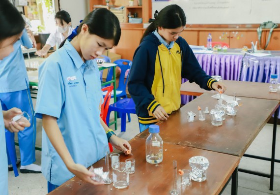ภาพกิจกรรม   คณะวิทยาศาสตร์และเทคโนโลยี จัดค่ายวิทยาศาสตร์สัญจร ปีการศึกษา 2566  โรงเรียนคลองลานวิทยา