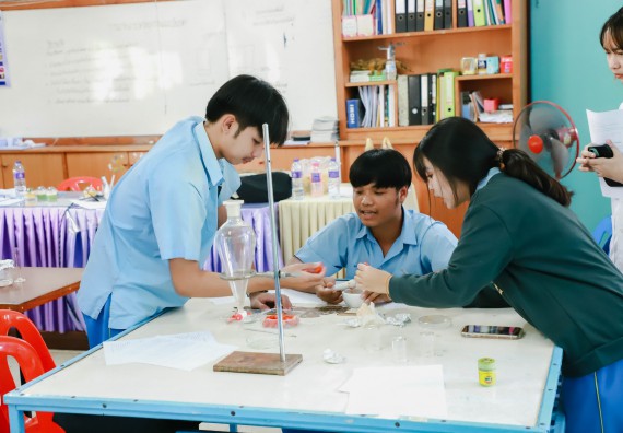 ภาพกิจกรรม   คณะวิทยาศาสตร์และเทคโนโลยี จัดค่ายวิทยาศาสตร์สัญจร ปีการศึกษา 2566  โรงเรียนคลองลานวิทยา