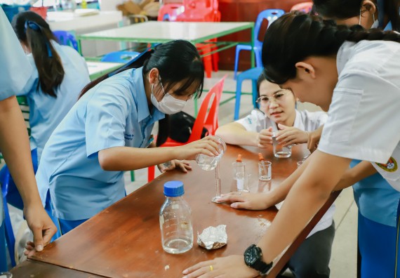 ภาพกิจกรรม   คณะวิทยาศาสตร์และเทคโนโลยี จัดค่ายวิทยาศาสตร์สัญจร ปีการศึกษา 2566  โรงเรียนคลองลานวิทยา