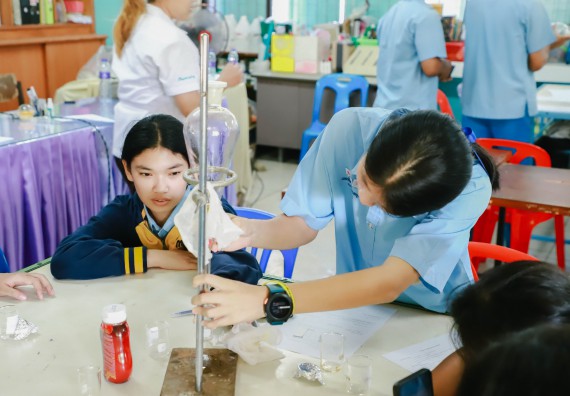 ภาพกิจกรรม   คณะวิทยาศาสตร์และเทคโนโลยี จัดค่ายวิทยาศาสตร์สัญจร ปีการศึกษา 2566  โรงเรียนคลองลานวิทยา