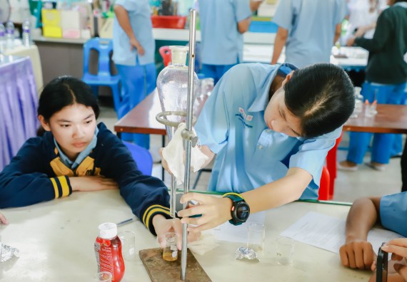 ภาพกิจกรรม   คณะวิทยาศาสตร์และเทคโนโลยี จัดค่ายวิทยาศาสตร์สัญจร ปีการศึกษา 2566  โรงเรียนคลองลานวิทยา