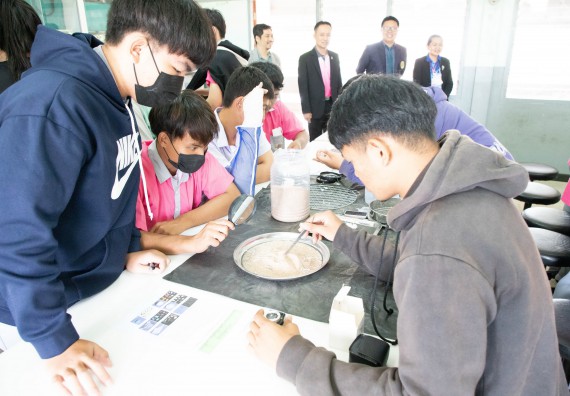 ภาพกิจกรรม  คณะวิทยาศาสตร์และเทคโนโลยี จัดค่ายวิทยาศาสตร์สัญจร ปีการศึกษา 2566  โรงเรียนชากังราววิทยา (อินทร์-ชุ่ม ดีสารอุปถัมภ์) 