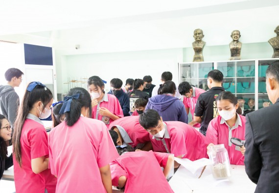 ภาพกิจกรรม  คณะวิทยาศาสตร์และเทคโนโลยี จัดค่ายวิทยาศาสตร์สัญจร ปีการศึกษา 2566  โรงเรียนชากังราววิทยา (อินทร์-ชุ่ม ดีสารอุปถัมภ์) 