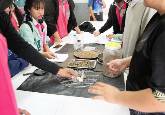 ภาพกิจกรรม  คณะวิทยาศาสตร์และเทคโนโลยี จัดค่ายวิทยาศาสตร์สัญจร ปีการศึกษา 2566  โรงเรียนชากังราววิทยา (อินทร์-ชุ่ม ดีสารอุปถัมภ์) 