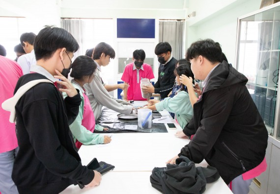 ภาพกิจกรรม  คณะวิทยาศาสตร์และเทคโนโลยี จัดค่ายวิทยาศาสตร์สัญจร ปีการศึกษา 2566  โรงเรียนชากังราววิทยา (อินทร์-ชุ่ม ดีสารอุปถัมภ์) 