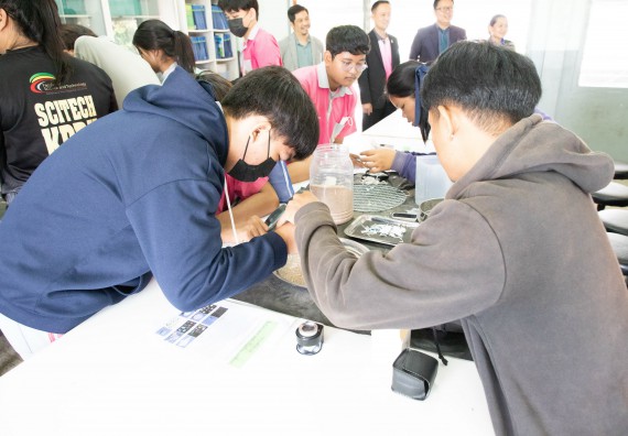 ภาพกิจกรรม  คณะวิทยาศาสตร์และเทคโนโลยี จัดค่ายวิทยาศาสตร์สัญจร ปีการศึกษา 2566  โรงเรียนชากังราววิทยา (อินทร์-ชุ่ม ดีสารอุปถัมภ์) 