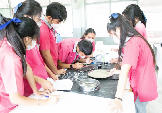 ภาพกิจกรรม  คณะวิทยาศาสตร์และเทคโนโลยี จัดค่ายวิทยาศาสตร์สัญจร ปีการศึกษา 2566  โรงเรียนชากังราววิทยา (อินทร์-ชุ่ม ดีสารอุปถัมภ์) 