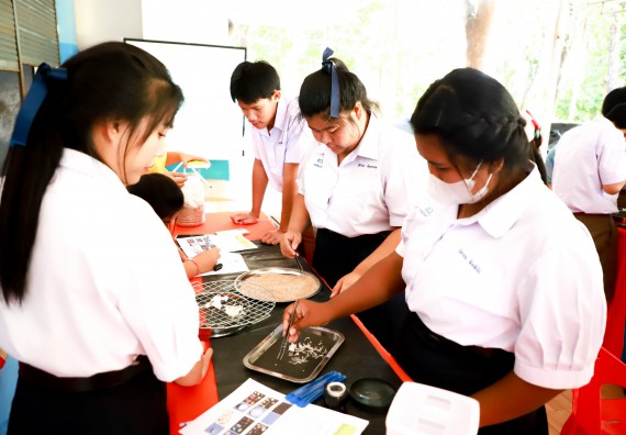 ภาพกิจกรรม  คณะวิทยาศาสตร์และเทคโนโลยี จัดค่ายวิทยาศาสตร์สัญจร ปีการศึกษา 2566  โรงเรียนโกสัมพีวิทยา
