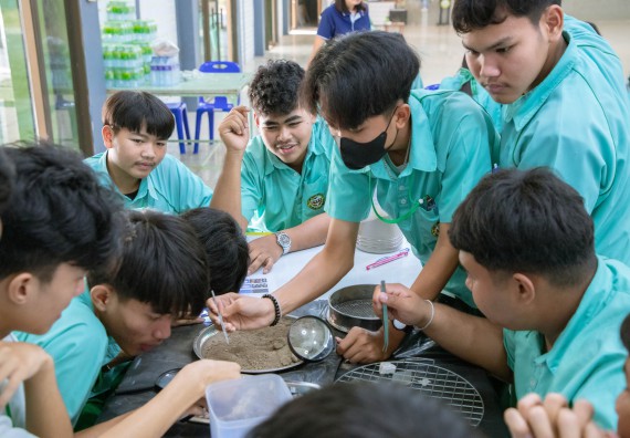 ภาพกิจกรรม   คณะวิทยาศาสตร์และเทคโนโลยี จัดค่ายวิทยาศาสตร์สัญจร ปีการศึกษา 2566  โรงเรียนลานกระบือวิทยา