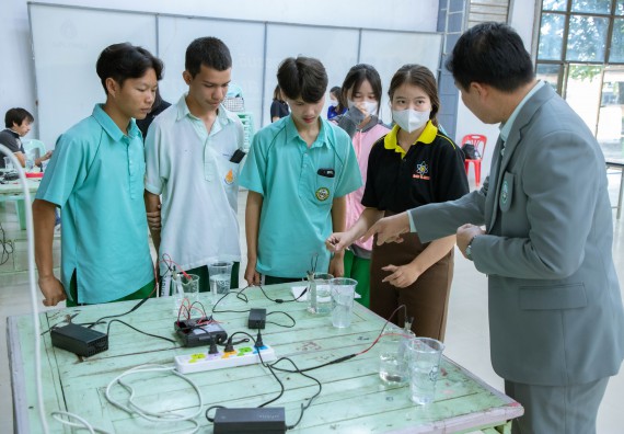 ภาพกิจกรรม   คณะวิทยาศาสตร์และเทคโนโลยี จัดค่ายวิทยาศาสตร์สัญจร ปีการศึกษา 2566  โรงเรียนลานกระบือวิทยา