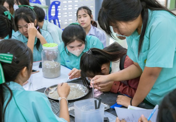 ภาพกิจกรรม   คณะวิทยาศาสตร์และเทคโนโลยี จัดค่ายวิทยาศาสตร์สัญจร ปีการศึกษา 2566  โรงเรียนลานกระบือวิทยา