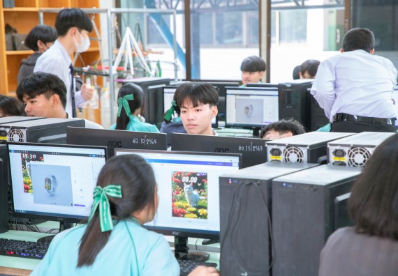 ภาพกิจกรรม   คณะวิทยาศาสตร์และเทคโนโลยี จัดค่ายวิทยาศาสตร์สัญจร ปีการศึกษา 2566  โรงเรียนลานกระบือวิทยา